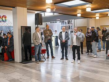 Bei der Eröffnung hatten (v.l.) der geschäftsführende Vorstand Stephan Mauer, Schirmherr Thomas Höchemer, Bürgermeister Michael Kastl und der Vorsitzende des Verwaltungsrats Holger Klemm noch Platz, später herrschte großer Andrang in der Aula.