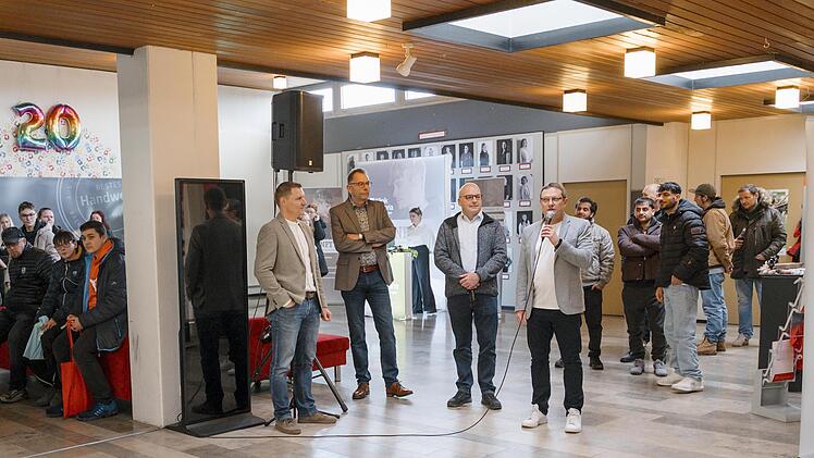 Bei der Eröffnung hatten (v.l.) der geschäftsführende Vorstand Stephan Mauer, Schirmherr Thomas Höchemer, Bürgermeister Michael Kastl und der Vorsitzende des Verwaltungsrats Holger Klemm noch Platz, später herrschte großer Andrang in der Aula.
