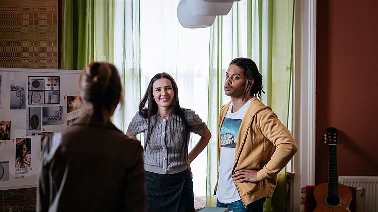 In der ersten Folge der Serie wurde Harry (Jane Seymour, links) von dem jungen Fergus (Rohan Nedd) bestohlen. Heute betreiben sie gemeinsam ein Detektivb&uuml;ro - und Fergus ist mit Harrys Enkelin Lola (Rose O'Neill) liiert.