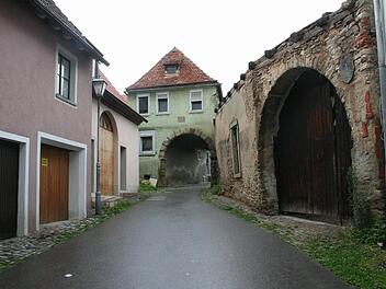 Die Schulgasse in Mainbernheim soll in den nächsten Jahren umgestaltet werden, denn die Bausubstanz verfällt.  Fotos: Sabine Paulus