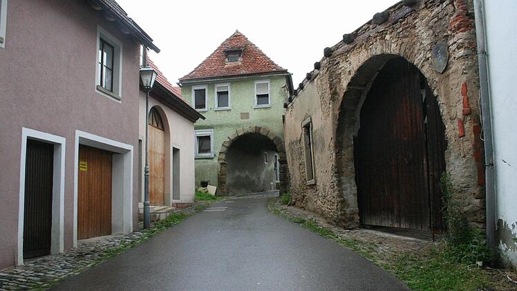 Die Schulgasse in Mainbernheim soll in den nächsten Jahren umgestaltet werden, denn die Bausubstanz verfällt.  Fotos: Sabine Paulus