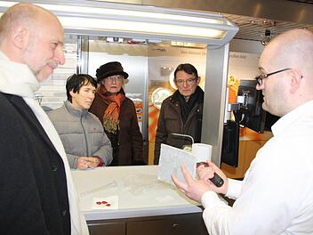 Der Beweis: Nano-Dämmmaterial aus zwei Teilen Sand und 98 Prozent Luft leitet keine Wärme, und es brennt auch nicht. Alexander Heusel (rechts) führte vor. Oberbürgermeister Kay Blankenburg (links) zeigte sich beeindruckt. Foto: Edgar Bartl