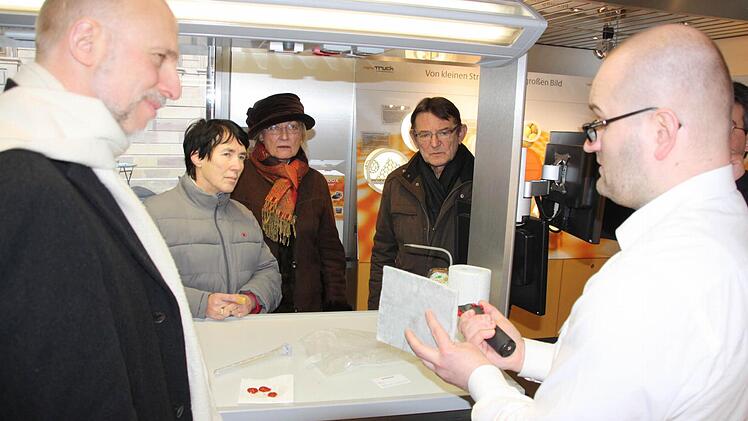 Der Beweis: Nano-Dämmmaterial aus zwei Teilen Sand und 98 Prozent Luft leitet keine Wärme, und es brennt auch nicht. Alexander Heusel (rechts) führte vor. Oberbürgermeister Kay Blankenburg (links) zeigte sich beeindruckt. Foto: Edgar Bartl
