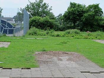 Die Minigolfbahnen sind abgebaut, die freue Fläche soll eine neue Nutzung erhalten - auf einem Teil nun zum Zweirad- Parken. Archivbild: Bönisch