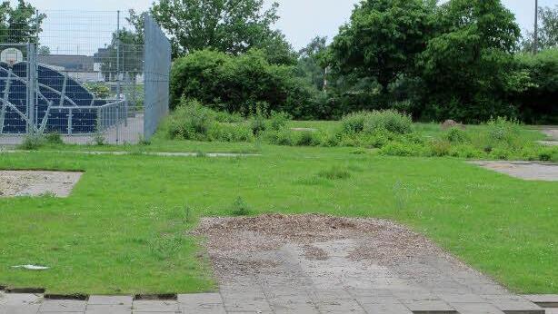 Die Minigolfbahnen sind abgebaut, die freue Fläche soll eine neue Nutzung erhalten - auf einem Teil nun zum Zweirad- Parken. Archivbild: Bönisch