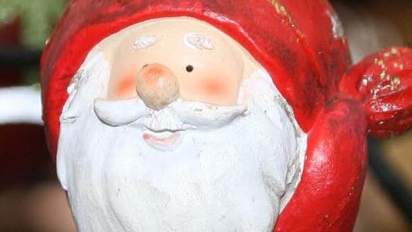 Kleine Weihnachtsmänner als Baumschmuck. Foto: Daniela Röllinger