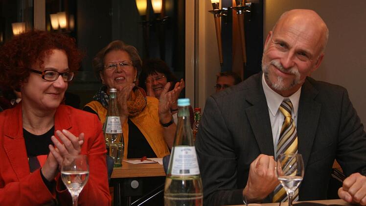 Zu den ersten Gratulanten Kay Blankenburgs zählte seine Ehefrau Michaela (links). Foto: Bernd Czelustek