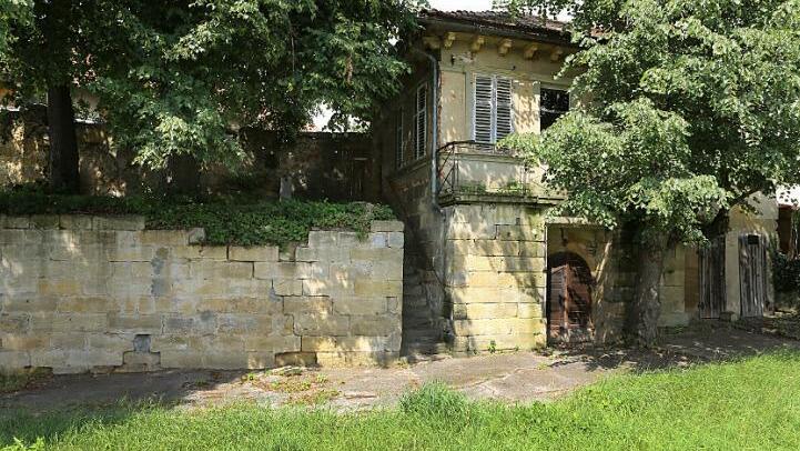 Entlang der historischen Scheßlitzer Stadtmauer gibt es auch etliche private Anwesen.  Foto: Barbara Herbst