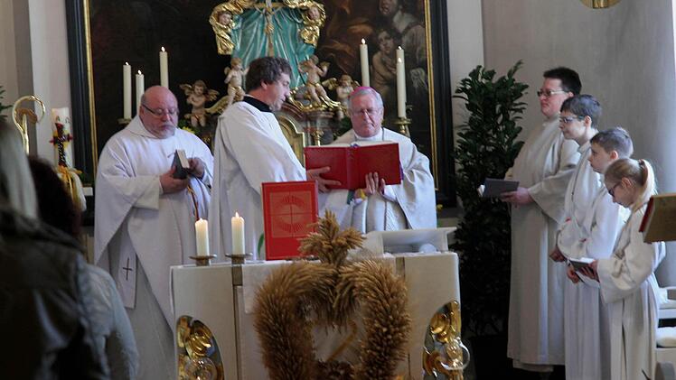Bischof Friedhelm Hofmann (Mitte) und Pfarrer Martin Wissel (links) beim Gottesdienst am Hochaltar.