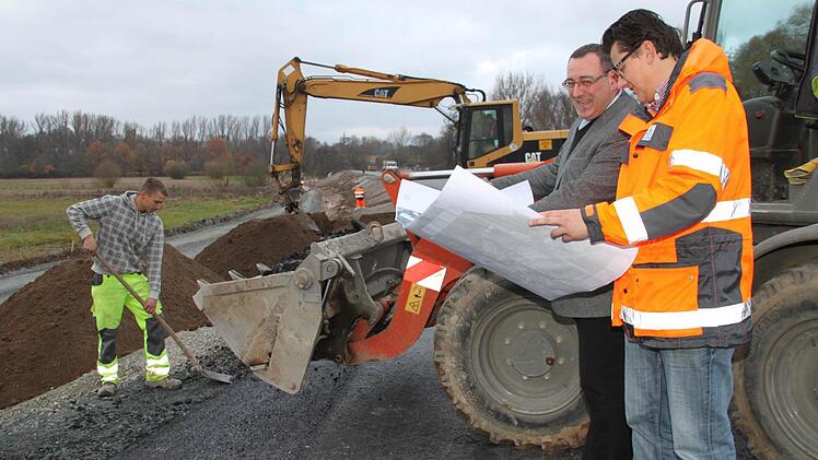 ... und Bauoberrat Siegfried Beck (Zweiter von rechts) vom Staatlichen Bauamt Bayreuth. Links Toni Günsche von Stratebau. Foto: Stephan Tiroch