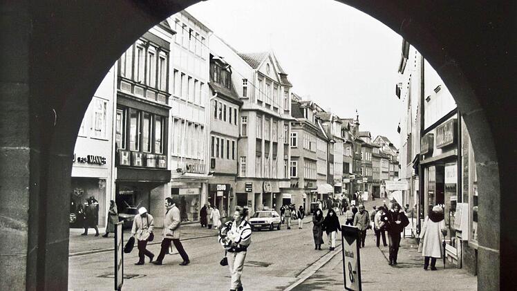 Blick Richtung Steinweg durch einen Torbogen am Eck zur Georgengasse. Foto: Archiv