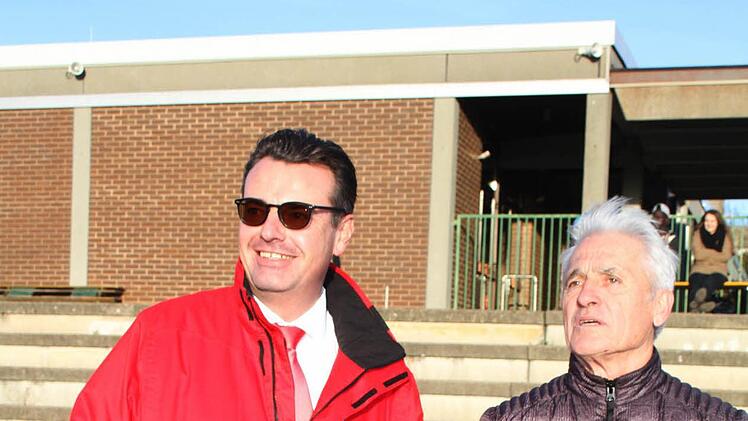 Gespannt verfolgten der neue Schulleiter des Markgraf-Georg-Friedrich-Gymnasiums Horst Pfadenhauer und der ehemalige Schulleiter Hans-Werner Fischer, der jetzt unbegleiteten afrikanischen Flüchtlingen in Kronach Deutschunterricht gibt, das Solidaritätsfußballspiel: Es war ein Spiel auf hohem Niveau