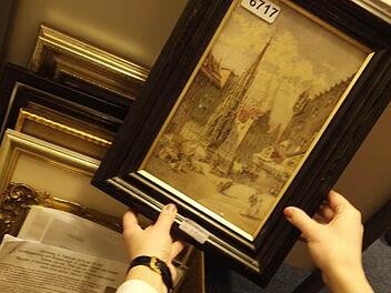 Kerstin Weidler zeigt das Gemälde "Schöner Brunnen" von Adolf Hitler. Foto: Nikolas Pelke