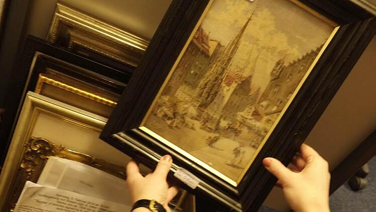 Kerstin Weidler zeigt das Gemälde "Schöner Brunnen" von Adolf Hitler. Foto: Nikolas Pelke