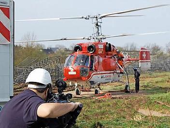 Auf dem provisorischen Landeplatz bei der Bauschuttdeponie Schramm in Marktzeuln wird der Hubschrauber betankt. Foto: Andreas Welz