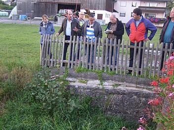 Der Bach am Feuerwehrhaus in Unterleichtersbach ist an der Brücke stark versandet und muss ausgebaggert werden. Vor der Sitzung hatte die Gemeinderäte hier einen Ortstermin. Foto: Wolfgang Saam
