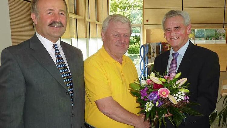 Den Ehrenpreis von Landrat Oswald Marr konnte der Zweite Vorsitzende vom Obst- und Gartenbauverein Ludwigsstadt, Karl Heinz Kirsch (Mitte), in Empfang nehmen. Mit im Bild auch Kreisvorsitzender Fritz Pohl (links).  Foto: Gerd Fleischmann