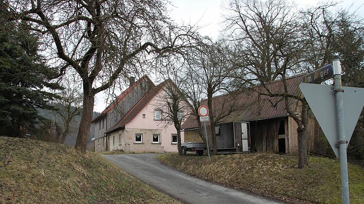 ... um sein 200 Jahre altes Bauernhaus, wenn der Baustellenverkehr am oberen Anger rollen würde. Fotos: Stephan Tiroch