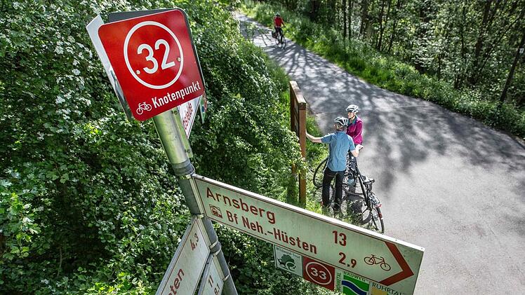 Das Nummernsystem der Knotenpunktwegweiser gibt es in anderen Regionen Deutschlands bereits, wie hier links im Sauerland. Foto: Sauerland Radwelt