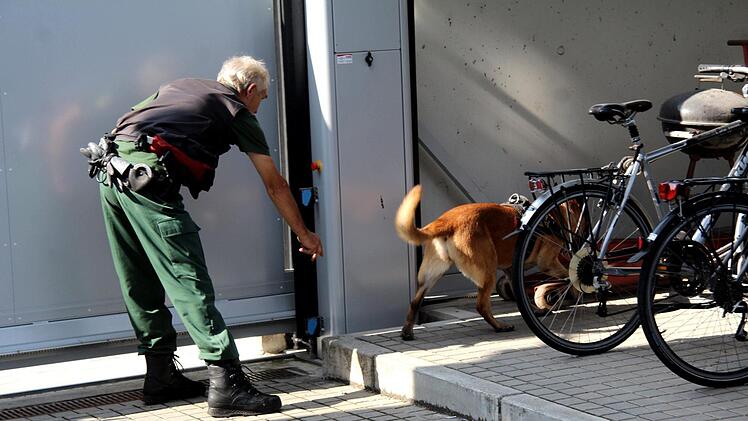 Die Hundeführer demonstrierten das Können ihrer Hunde. Foto: Richard Sänger