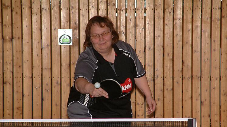 Mit Siegen gegen den SV Friesen und beim SV Fischbach stehen die Damen des TSV Windheim in der 3. Bezirksliga an erster Stelle. In beiden Begegnungen blieb Heidi Vetterdietz  in ihren Einzeln und in den zwei Doppeln mit Barbara Völk ungeschlagen.Hans Franz