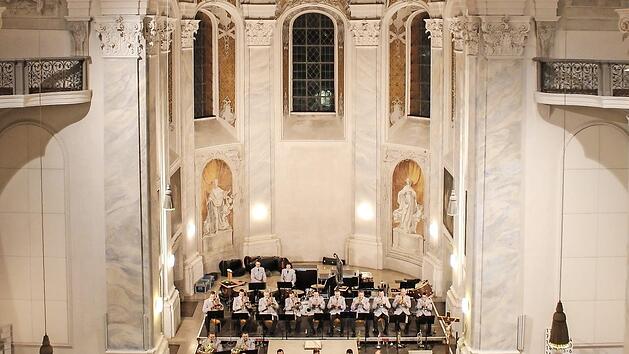 Das Heeresmusikkorps - hier bei einem Auftritt in Ellwangen - kommt nach G&ouml;&szlig;weinstein.  Foto: Bundeswehr
