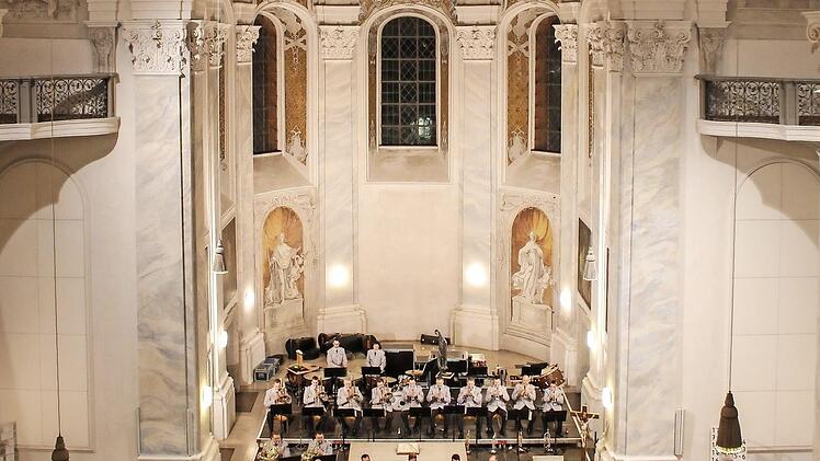 Das Heeresmusikkorps - hier bei einem Auftritt in Ellwangen - kommt nach G&ouml;&szlig;weinstein.  Foto: Bundeswehr