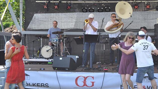 Da schwingt man gerne das Tanzbein, der Hitze zum Trotz: Die "Dixie Bones" auf der B&uuml;hne der B&ouml;hmerwiese  Fotos: Niklas Schmitt