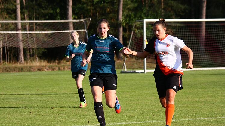 SG Poxdorf - SC Gremsdorf. Hand in Hand? Was auf diesem Bild den Eindruck von Harmonie vorgaukelt, endete mit einem 16:0-Kantersieg der Gäste (weiße Trikots). Stefan Stark