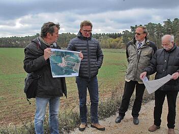 BN-Regionalreferent Tom Konopka erläutert  mit Dirk Petersen, Ulrich Buchholz und  Bernhard Birnfeld die Größe des Abbaugebietes anhand  einer Luftaufnahme, das elf  Abbaulose umfasst.  Foto: Karl Heinz Wirth