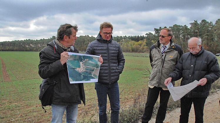 BN-Regionalreferent Tom Konopka erläutert  mit Dirk Petersen, Ulrich Buchholz und  Bernhard Birnfeld die Größe des Abbaugebietes anhand  einer Luftaufnahme, das elf  Abbaulose umfasst.  Foto: Karl Heinz Wirth
