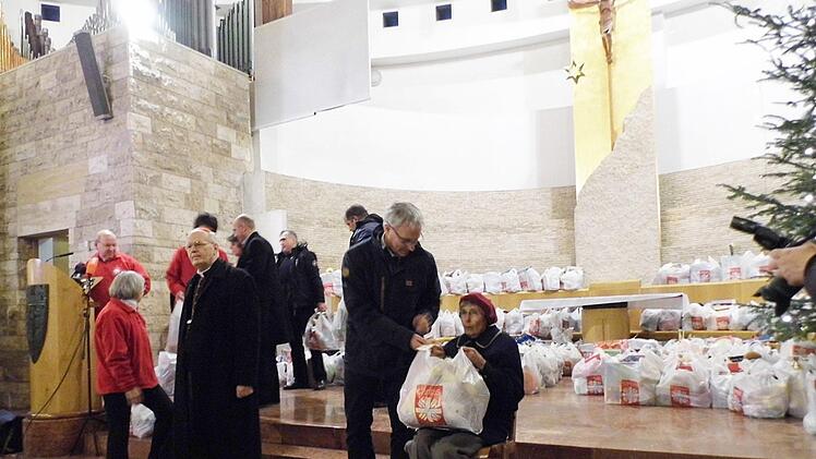 In einer Kirche in Budapest gab es auch in diesem Jahr wieder eine besondere weihnachtliche Bescherung für Kinder und Hilfsbedürftige. Unser Bild zeigt von links: Direktor Gábor Écsy (am Rednerpult), Kardinal Dr. Péter Erdö, Staatssekretär Miklós Soltész und Dr. Dalma Mád (sitzend). Foto: Klaus Höhn