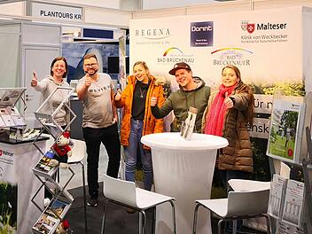 Von der ersten Minute an voll motiviert präsentierte sich in Stuttgart das Bad Brückenauer Messeteam mit (von links) Kathrin Romeis-Merten (Tourist-Information), Matthias Grief (Dorint), Vanessa Klaus (Regena) Jonathan Kirchner (Malteserklinik) und Sandra Huerga-Kanzler (Regena).Fotos: Jonathan Kirchner