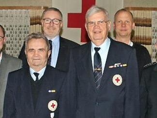 Für 60 beziehungsweise 35 Dienstjahre wurden vor kurzem bei der BRK-Bereitschaft Lautertal Bruno Heim und Detlef Endres (vorne von links) ausgezeichnet. Respekt vor dieser Leistung zollten Claus Weigand, Ottmar Hinz, Sebastian Straubel, Udo Döhler, Jürgen Beninga, Udo Hoppe und Ingrid Hinz (von links).  Foto: Rebhan