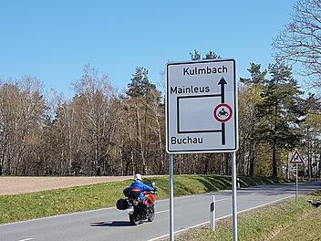 Motorradfahrer, die aus Richtung Kasendorf kommen, müssen vor Krumme Fohre nach links Richtung Peesten abbiegen, um nach Kulmbach zu kommen. Fotos: Alexander Hartmann