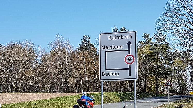 Motorradfahrer, die aus Richtung Kasendorf kommen, müssen vor Krumme Fohre nach links Richtung Peesten abbiegen, um nach Kulmbach zu kommen. Fotos: Alexander Hartmann