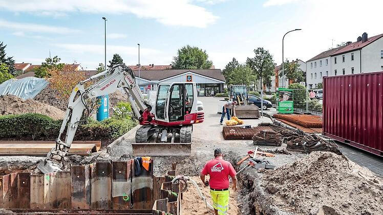 Ab Mitte Oktober soll es bereits Benzin bei Aldi am Münchner Ring geben.  Fotos: Matthias Hoch