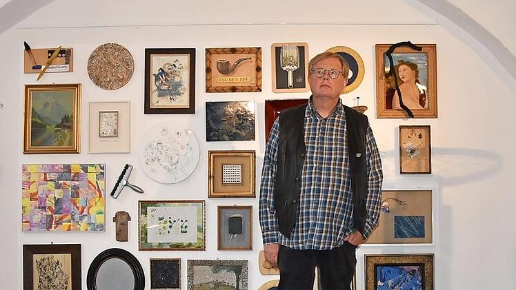 "Dada lebt": Karl Grunwald präsentiert in Eschenau Kunstwerke unter dem Titel "Serendipity" der Öffentlichkeit.  Fotos: Christiane Reuther