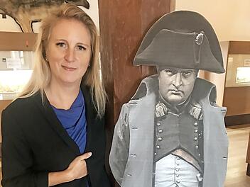 Nina Schipkowski, die neue Leiterin der städtischen Museen auf der Plassenburg, neben der Nachbildung einer Napoleon-Zinnfigur