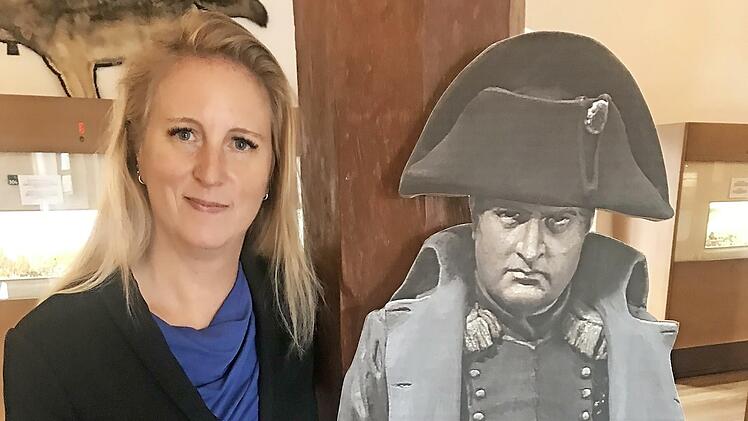 Nina Schipkowski, die neue Leiterin der städtischen Museen auf der Plassenburg, neben der Nachbildung einer Napoleon-Zinnfigur