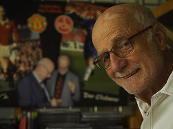 Hörfunk-Legende Günther Koch in seinem "Fußballzimmer". Fotos: Jürgen Schmitt