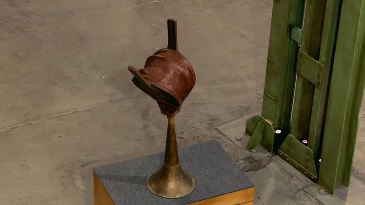 "Wir haben's umfunktioniert: Kunstwerk!", präsentierte Händlerin Susanne Steiger Verkäufer Dennis sein eigenes Gerät. Dem sollte es recht sein, solange nun gut geboten wurde.