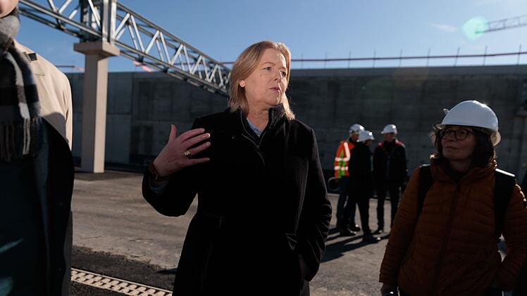 Bundesarbeitsministerin Bas besichtigt Elektrobus-Betriebshof