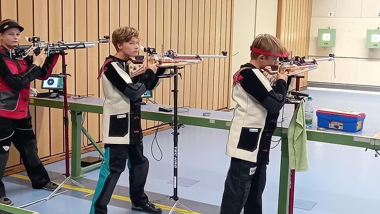 Die Sch&uuml;lermannschaft in der Vorbereitung zum Start mit dem Luftgewehr (von links): Sophia M&uuml;ller, Maxi Albert und Lasse Kr&ouml;ckel  Lothar Metz