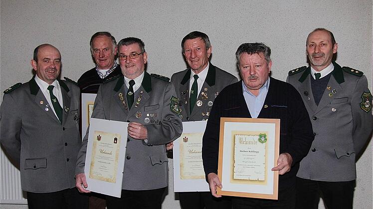 Schützenmeister Armin Hahn gratulierte Albert Müller, Gerhard Brust, Horst Kohlhepp und Herbert Kohlhepp. Rechts Hermann Hoos.