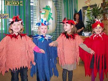 Im Vogelhaus geht es wild und kunterbunt zu - zeigen Hannah Kestel, Kathrina Hauptmann, Pauline Wittmann und Linnea Kleyhauer. Die vier finden ihre Federkostüme beim "Karneval der Tiere" einfach wunderbar. Foto: Sonja Adam