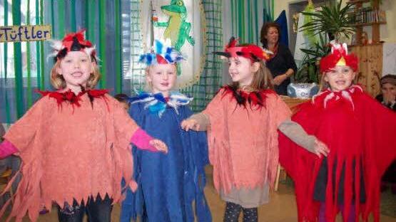 Im Vogelhaus geht es wild und kunterbunt zu - zeigen Hannah Kestel, Kathrina Hauptmann, Pauline Wittmann und Linnea Kleyhauer. Die vier finden ihre Federkostüme beim "Karneval der Tiere" einfach wunderbar. Foto: Sonja Adam