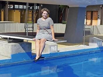 Endlich geht es los", freut sich Kerstin Oppelt aus Zeil, " am Samstag öffnet das Freibad wieder". Bis dahin muss sie sich mit einem Bad in der Sonne begnügen.  Fotos: Sabine Meißner