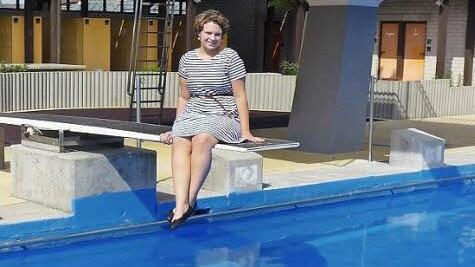 Endlich geht es los", freut sich Kerstin Oppelt aus Zeil, " am Samstag öffnet das Freibad wieder". Bis dahin muss sie sich mit einem Bad in der Sonne begnügen.  Fotos: Sabine Meißner