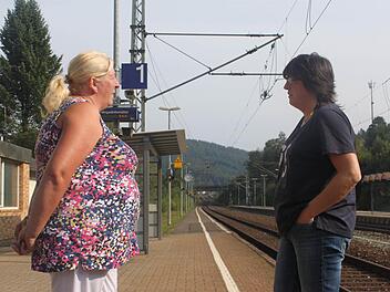 Ist der Zug durch, noch ehe der erste gefahren ist? Die Mütter Tanja Jakob und Astrid Vetter befürchten, dass sich bei der Schülerbeförderung für die Rennsteig-Region nicht viel verbessern wird. Foto: Marco Meißner